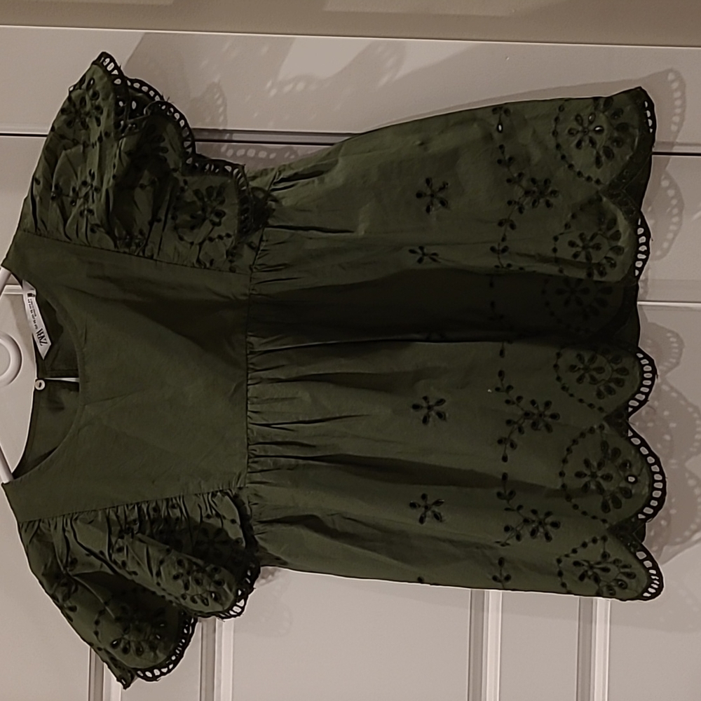 🟢Zara eyelet top. Size XS. dark olive green